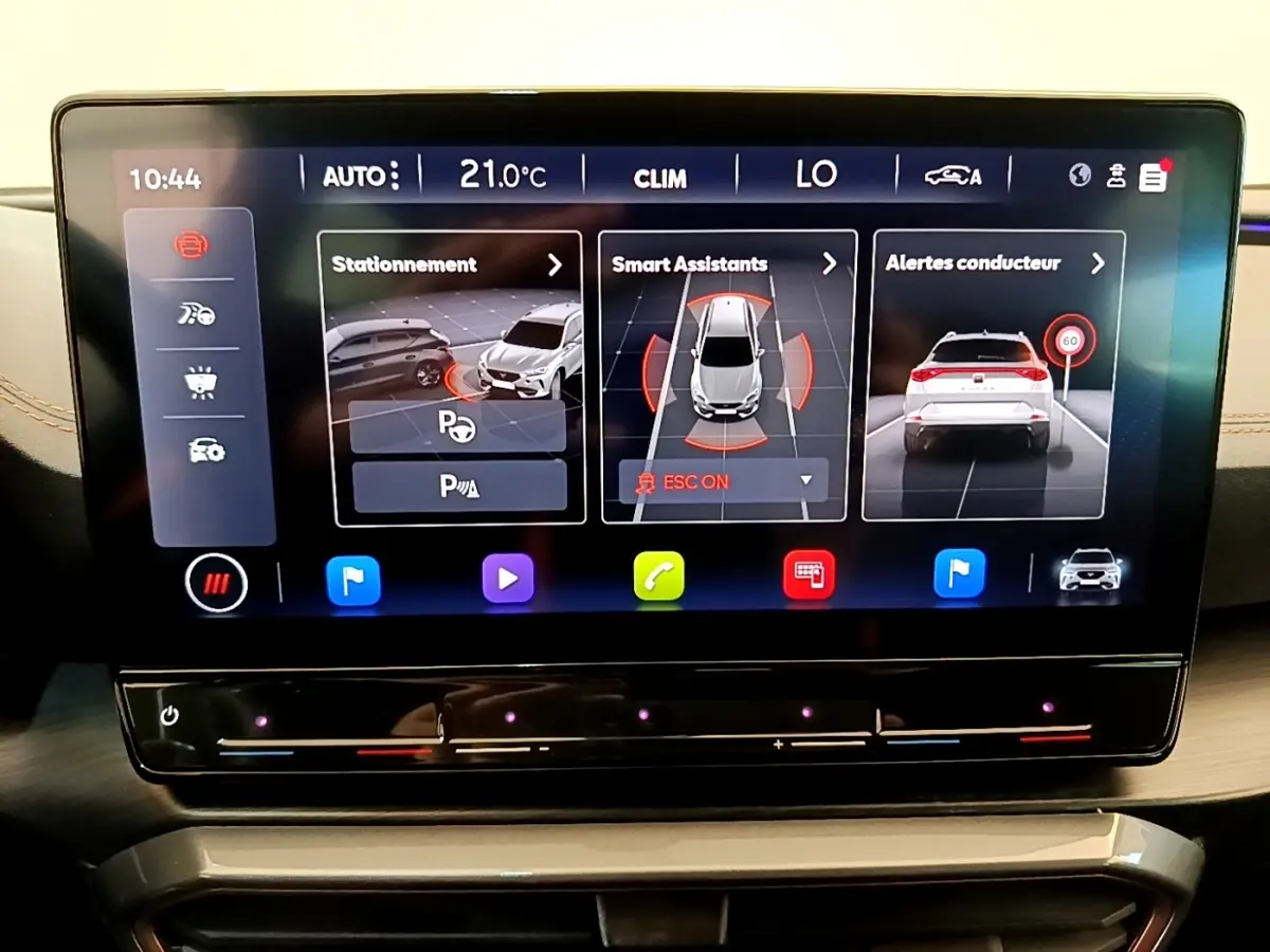 Écran tactile central du tableau de bord du CUPRA Formentor affichant aides à la conduite et stationnement.