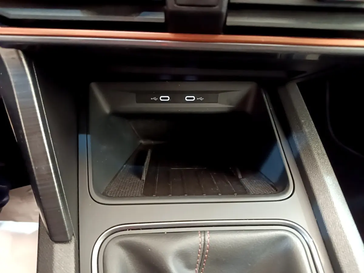 Gros plan sur la console centrale du CUPRA Formentor 2023 avec espace de rangement et deux ports USB-C éclairés.