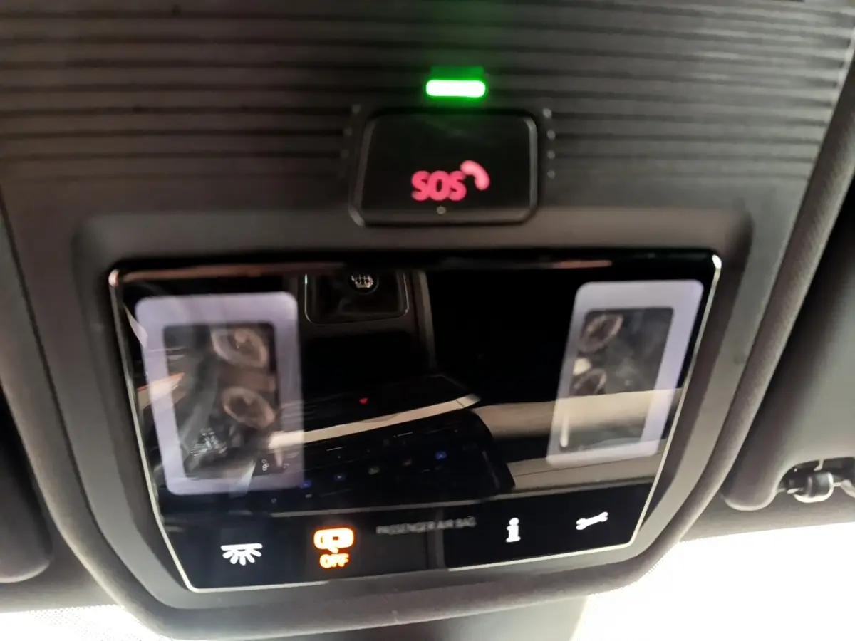 Gros plan sur le panneau de commande intérieur avec bouton SOS illuminé en rouge dans une CUPRA Formentor 2023.