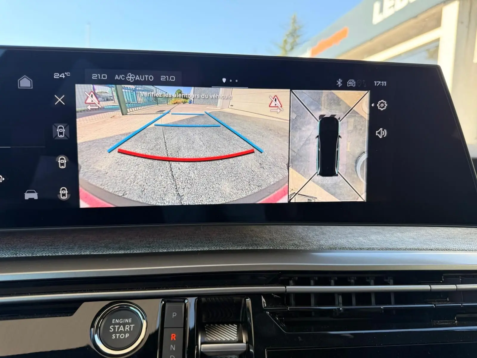 Écran multimédia du Peugeot 5008 2025 montrant la caméra de recul et la vue 360° du véhicule en stationnement.