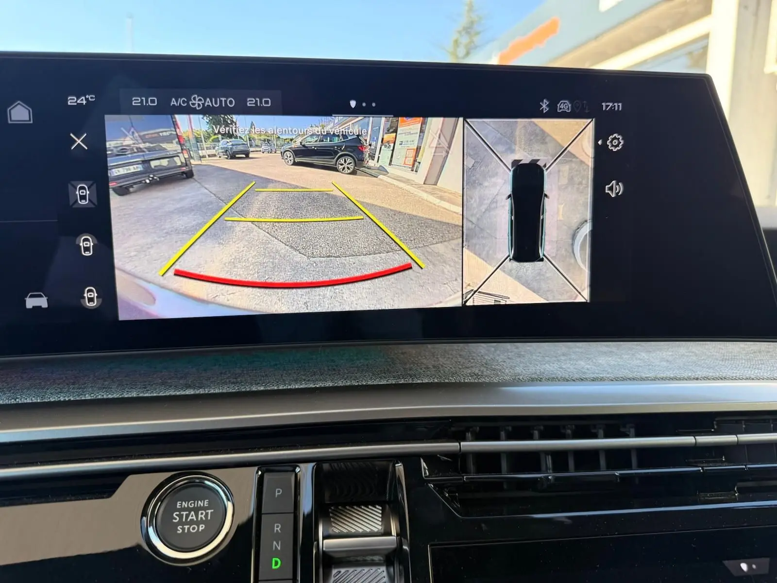 Vue de l'écran multimédia du Peugeot 5008 gris Artense montrant la caméra de recul et la vue à 360 degrés.