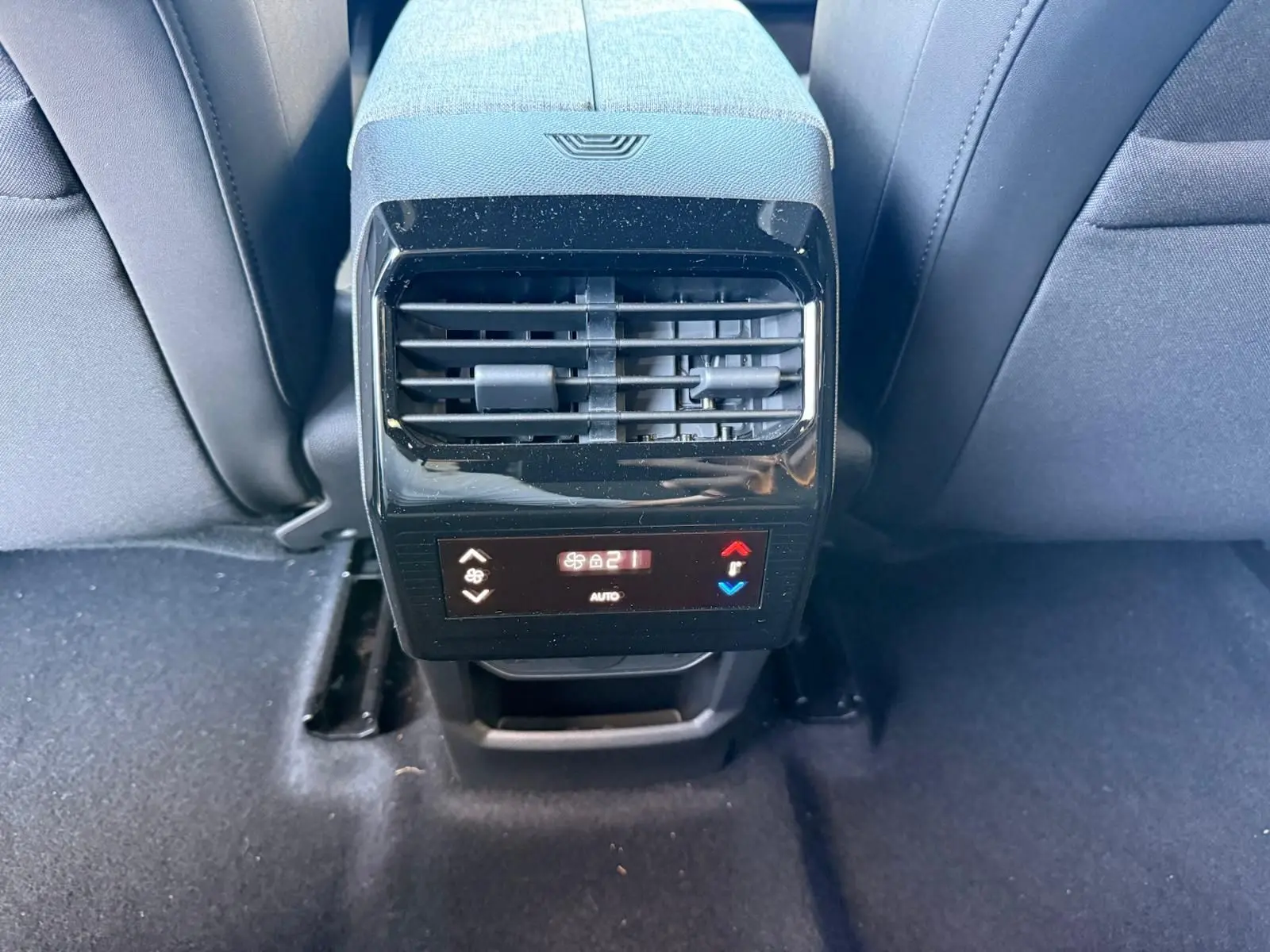 Vue rapprochée de la console arrière avec ventilation et commandes de climatisation du Peugeot 5008 gris Artense 2025.
