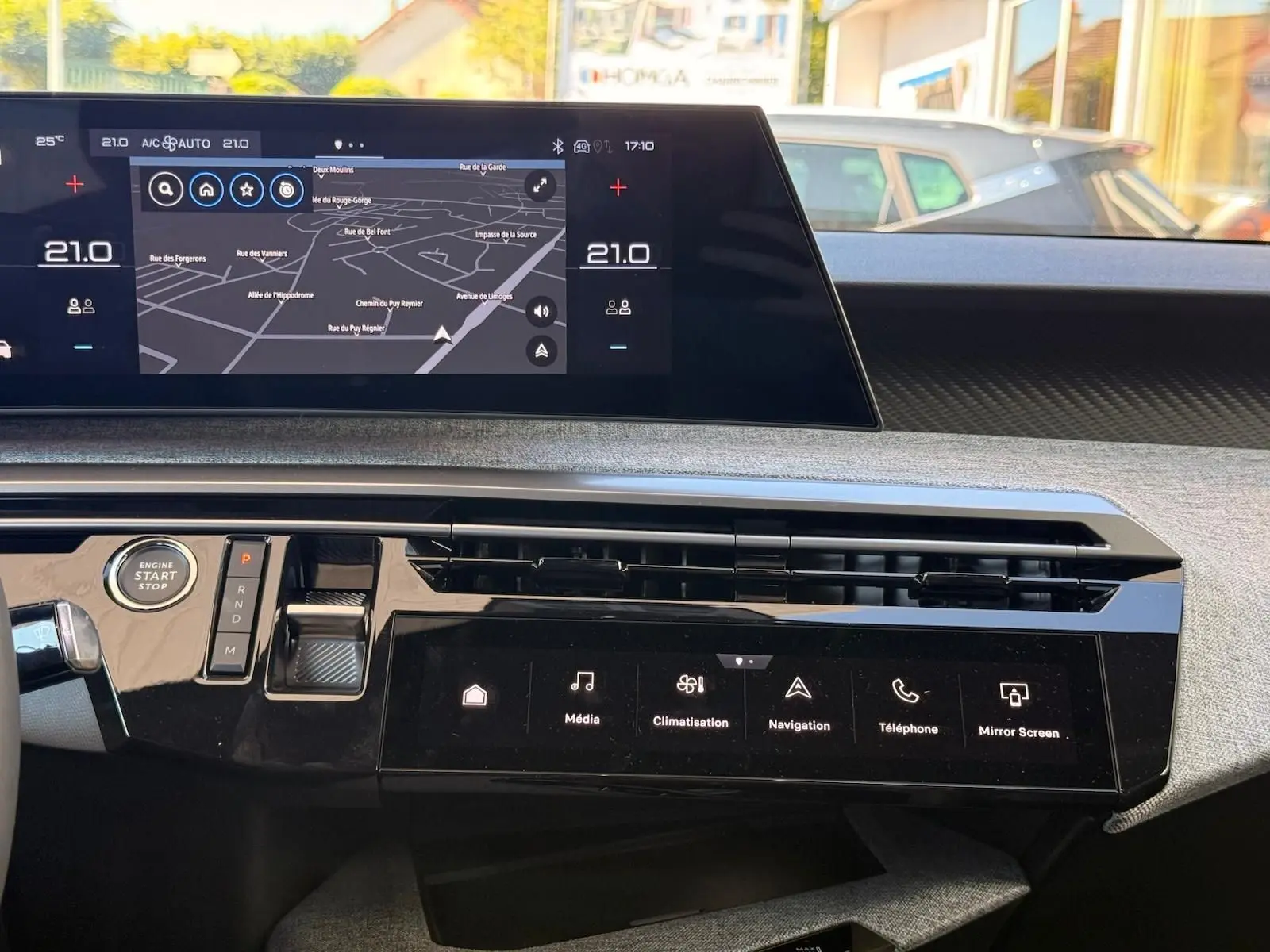 Tableau de bord du Peugeot 5008 2025 en gris Artense, vue frontale sur l’écran tactile et commandes numériques.