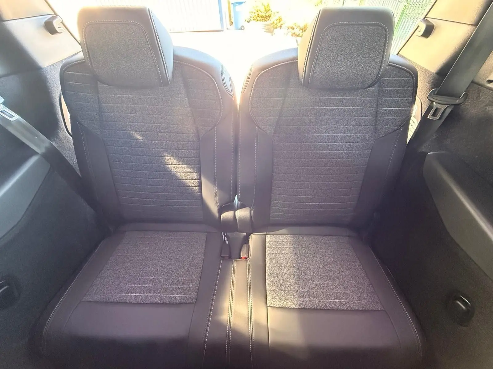 Vue arrière des deux sièges de la troisième rangée du Peugeot 5008 gris, avec tissu et cuir noir contrastant.