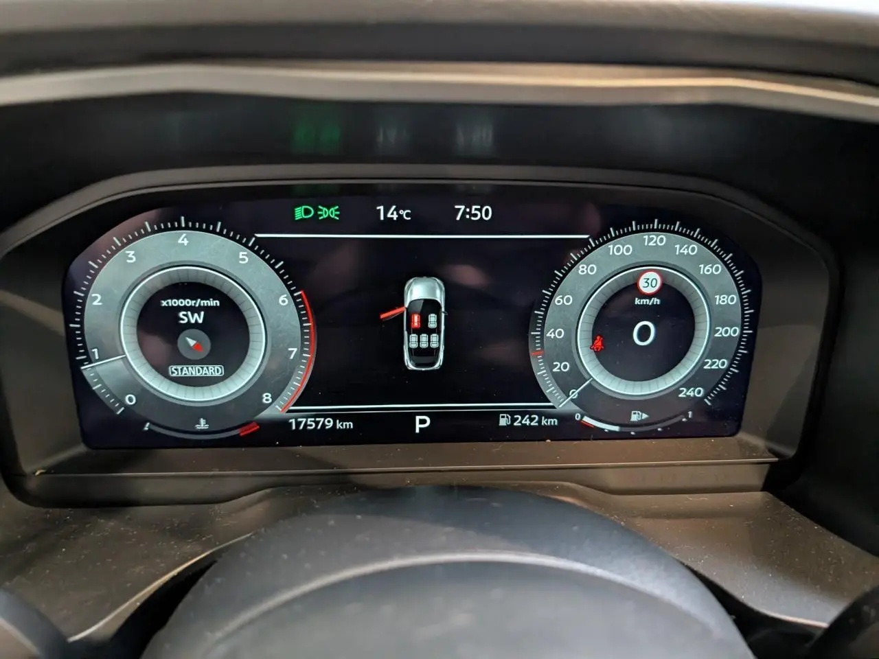 Vue rapprochée du combiné d'instrumentation numérique du Nissan Qashqai 2025, affichage clair et moderne.