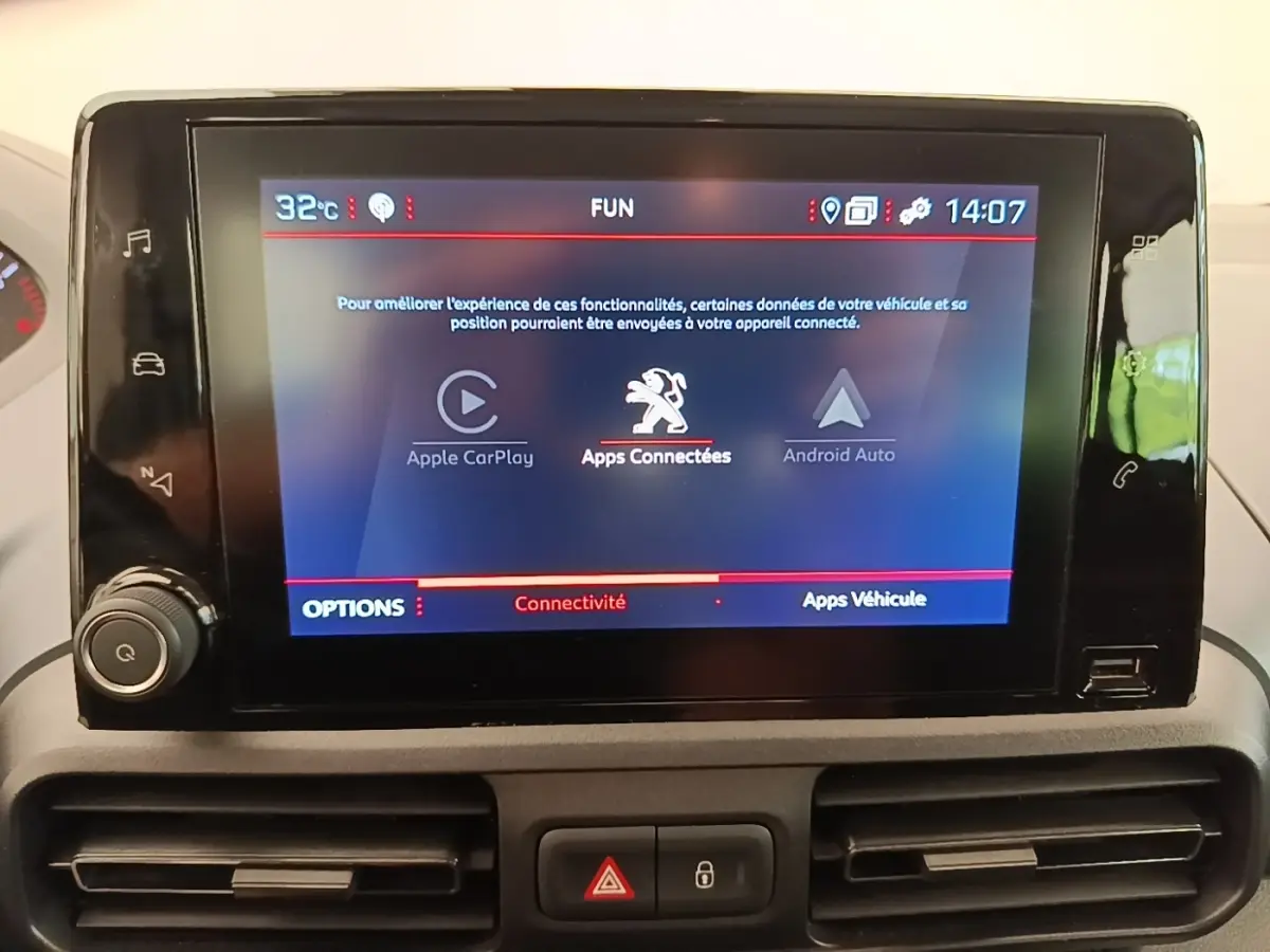 Écran tactile central du tableau de bord du Peugeot Rifter blanc, affichant les options Apple CarPlay et Android Auto.