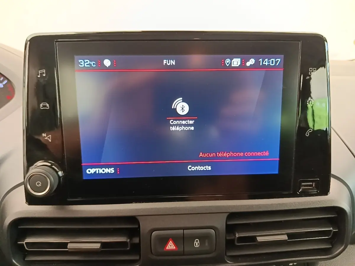 Écran tactile central du tableau de bord du Peugeot Rifter 2020, affichant la connexion Bluetooth téléphone.