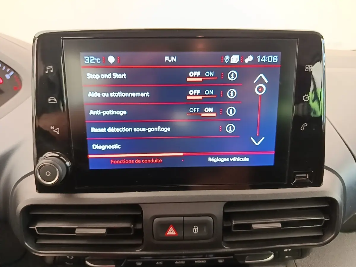Écran tactile central du Peugeot Rifter 2020 affichant les réglages d’aide à la conduite et de sécurité.