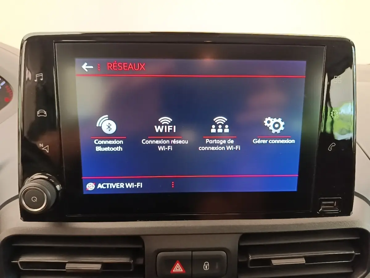 Écran tactile central du Peugeot Rifter blanc 2020, affichant les options de connexion Bluetooth et Wi-Fi.