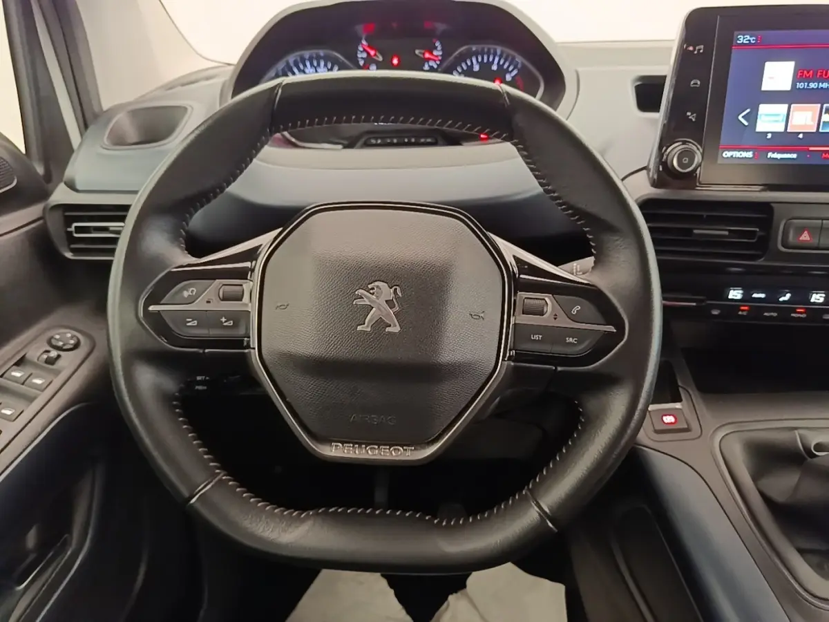 Volant cuir multifonctions noir de Peugeot Rifter 2020, avec tableau de bord et écran tactile central visibles.