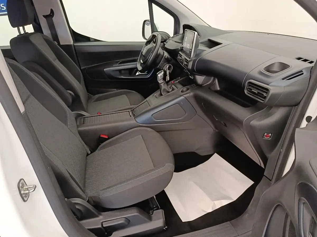 Intérieur avant du Peugeot Rifter blanc 2020, vue côté passager avec sièges gris et tableau de bord noir.