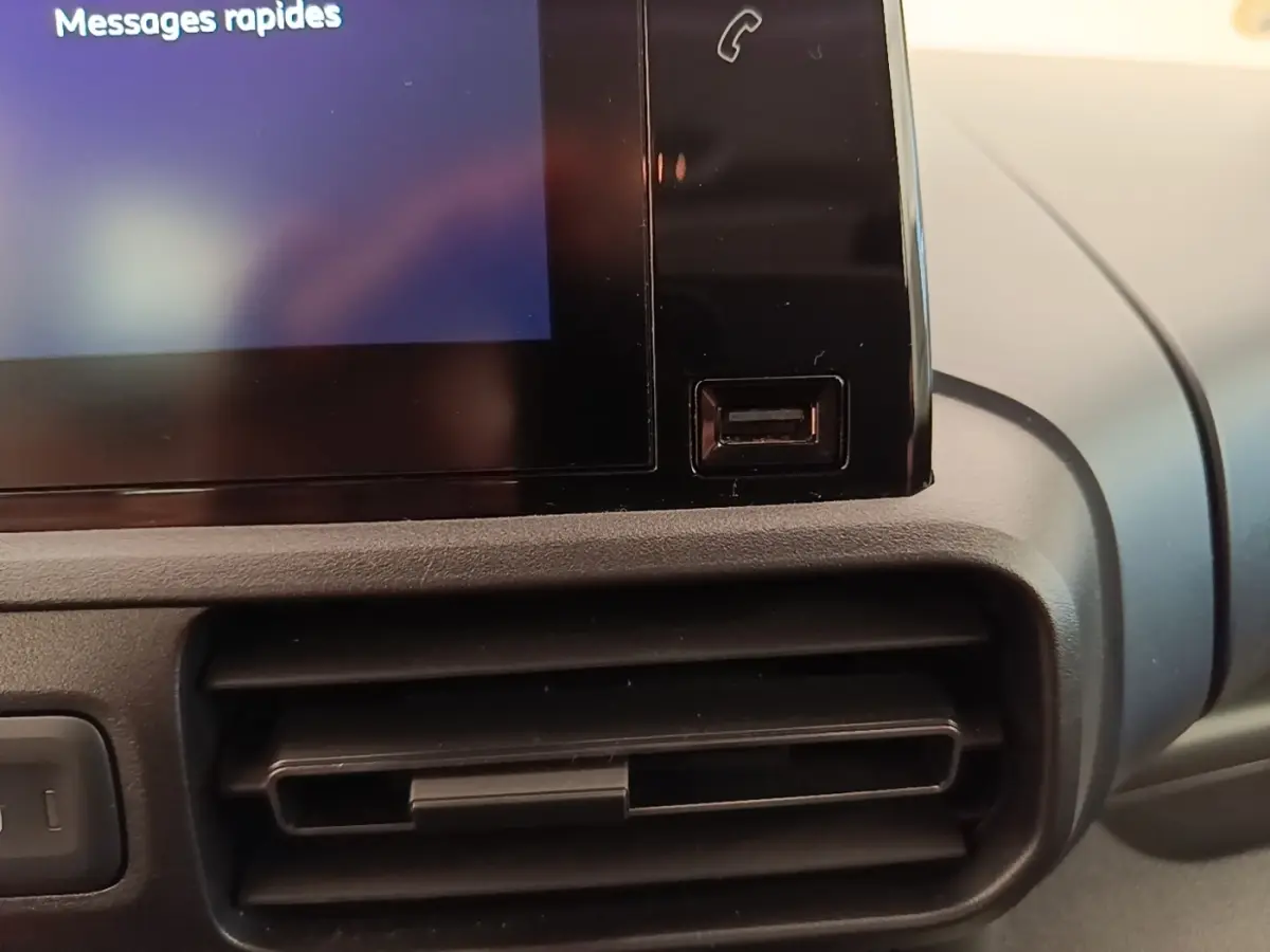 Détail de la console centrale du Peugeot Rifter blanc 2020, avec écran tactile et prise USB visible.