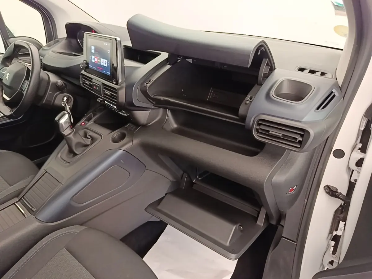 Intérieur du Peugeot Rifter blanc 2020, vue côté passager avec tableau de bord et double boîte à gants ouverte.