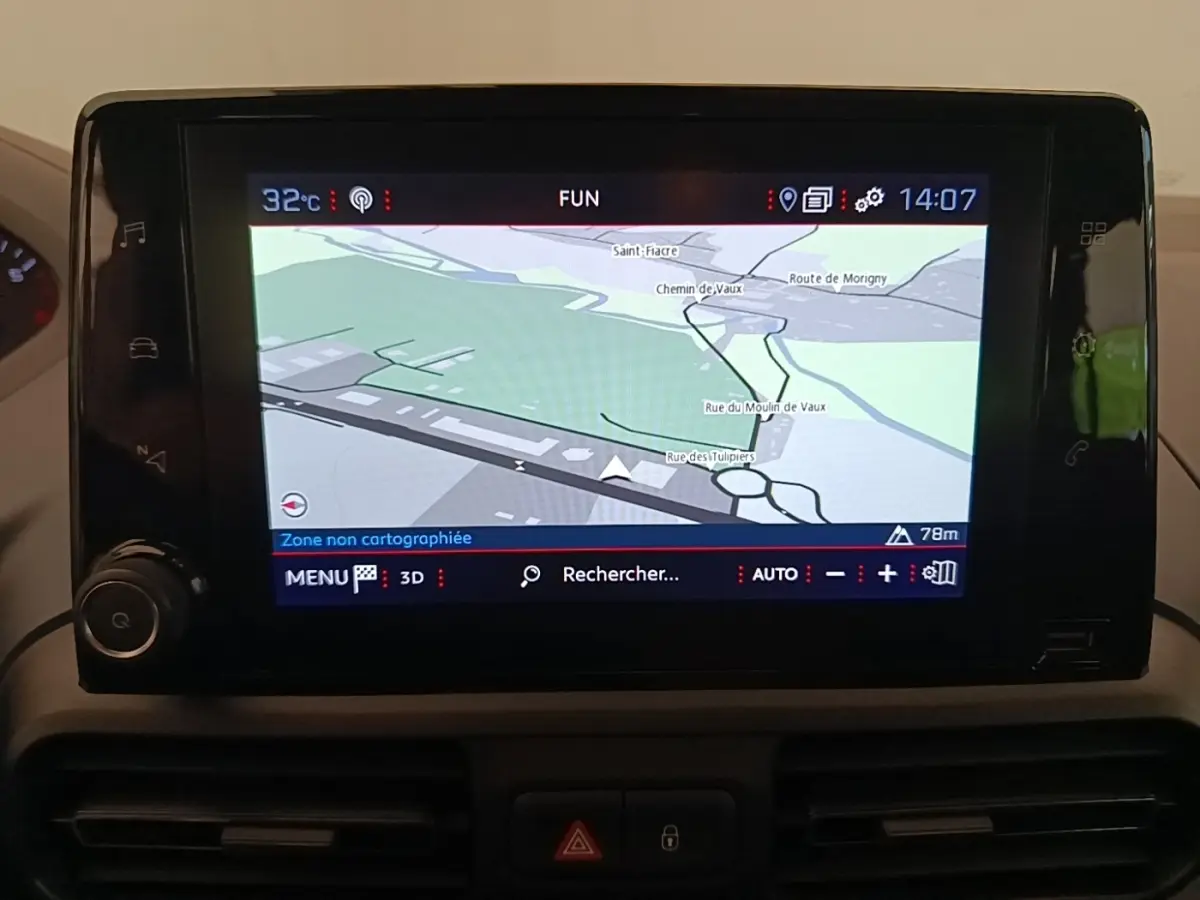 Écran tactile central du tableau de bord du Peugeot Rifter 2020 affichant la navigation GPS en intérieur.