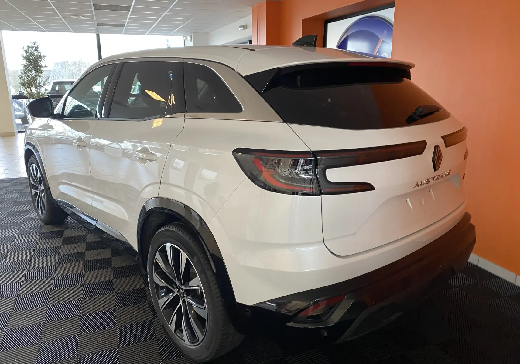 Renault Austral E-Tech 200 Techno blanc nacré vu en 3/4 arrière droit, avec feux arrière LED et jantes alliage.