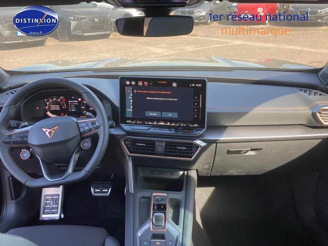 Intérieur de la CUPRA Formentor 1.5 etsi hybrid 2025, vue de face sur le tableau de bord noir avec écran tactile central.