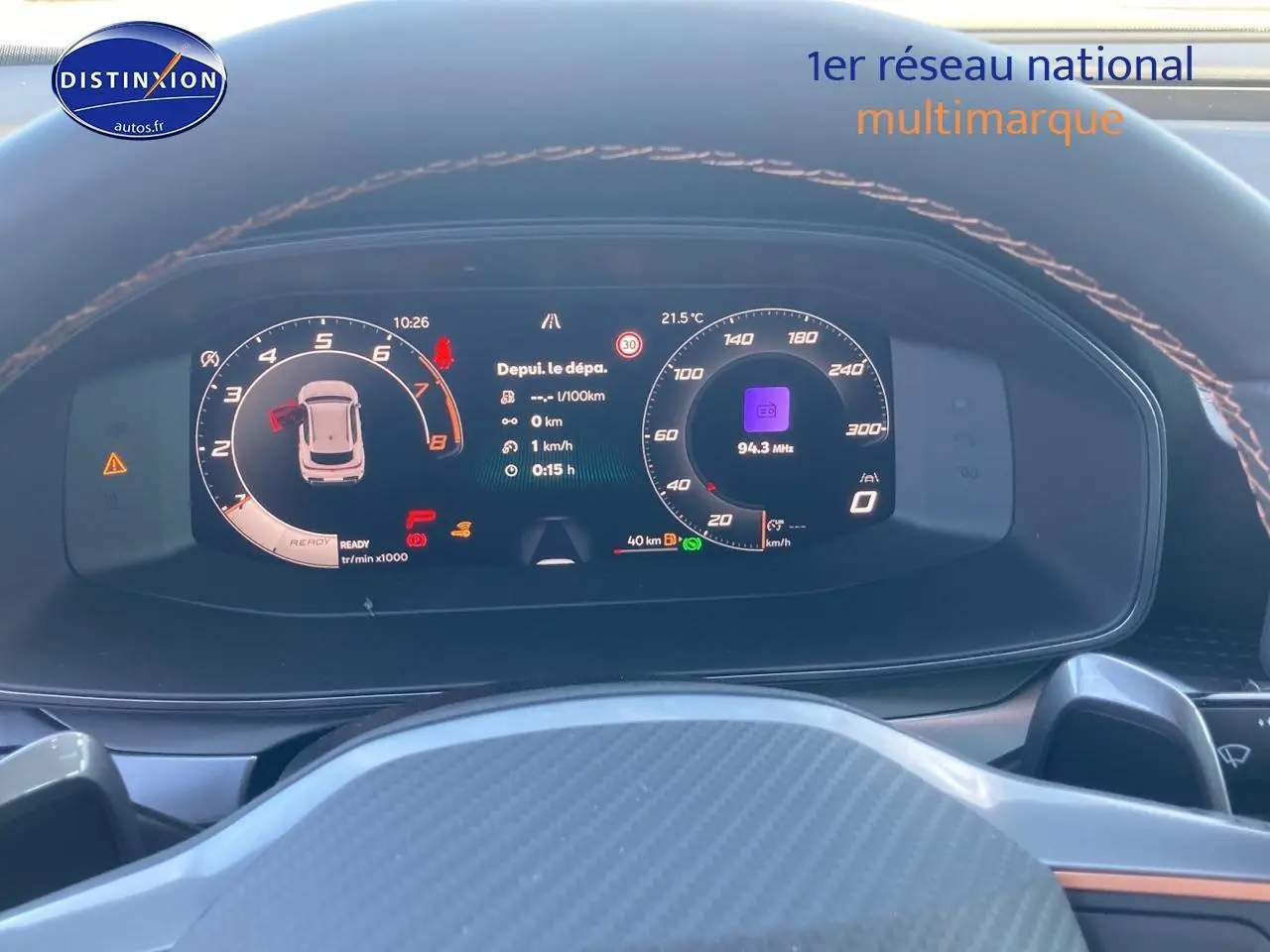 Vue rapprochée du tableau de bord numérique du CUPRA Formentor 1.5 etsi hybrid 2025 avec affichage digital coloré.