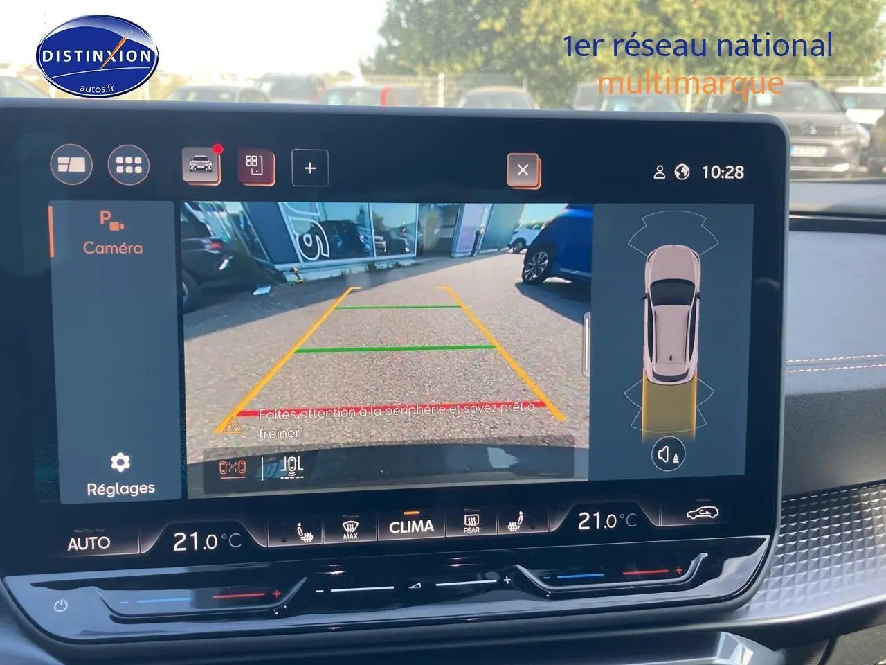 Écran tactile intérieur montrant la caméra de recul du CUPRA Formentor noir midnight en stationnement.