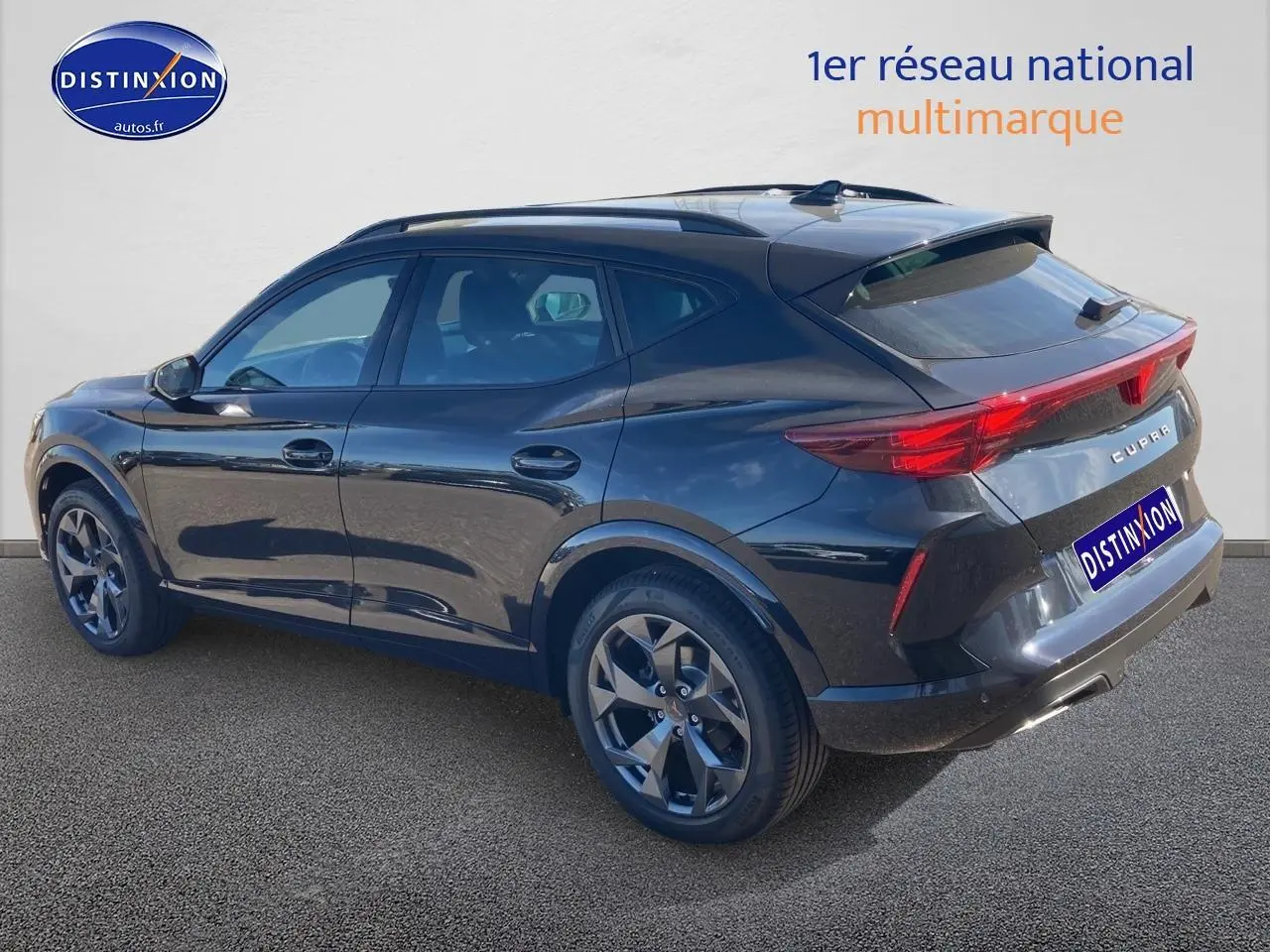 Vue 3/4 arrière droite d'un CUPRA Formentor noir midnight avec jantes alu 18 pouces et feux arrière LED étirés.