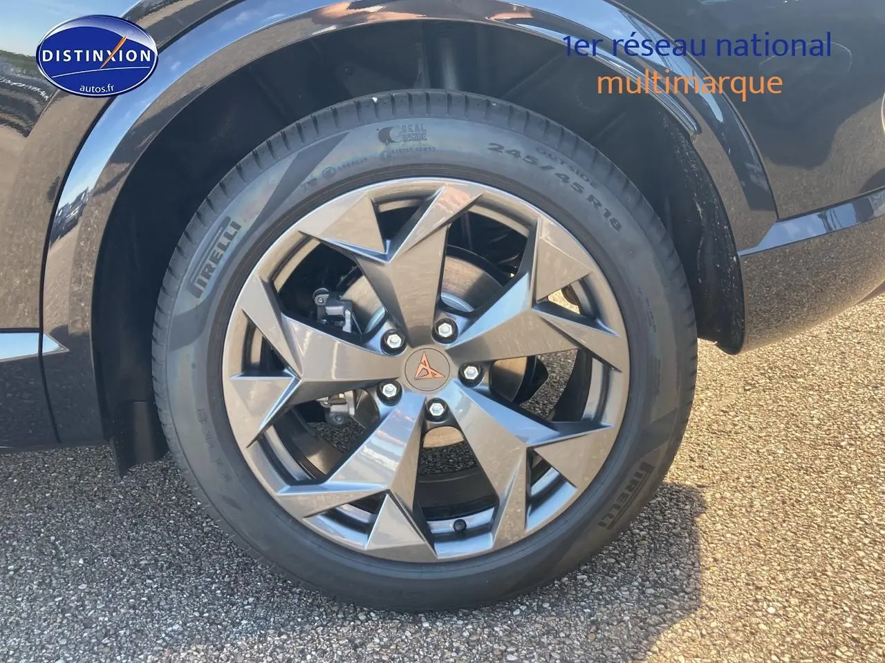 Gros plan sur la jante alu 18 pouces Tempest gris anthracite du côté avant droit du CUPRA Formentor noir midnight.