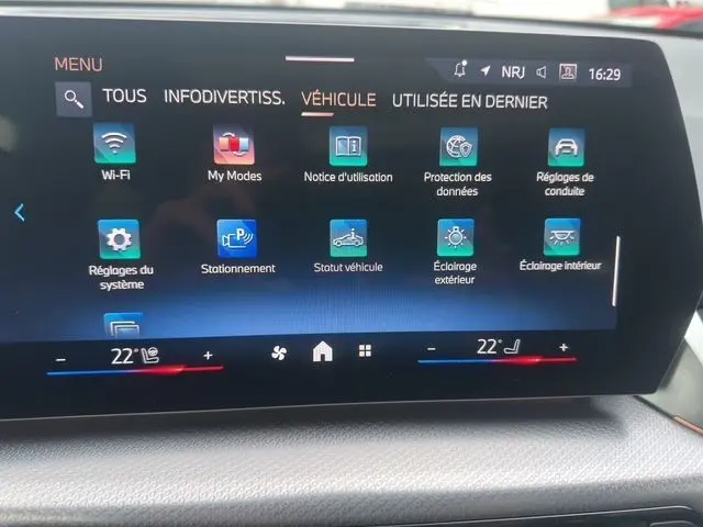 Écran tactile central du BMW X1 2024 affichant le menu des réglages du véhicule en intérieur.
