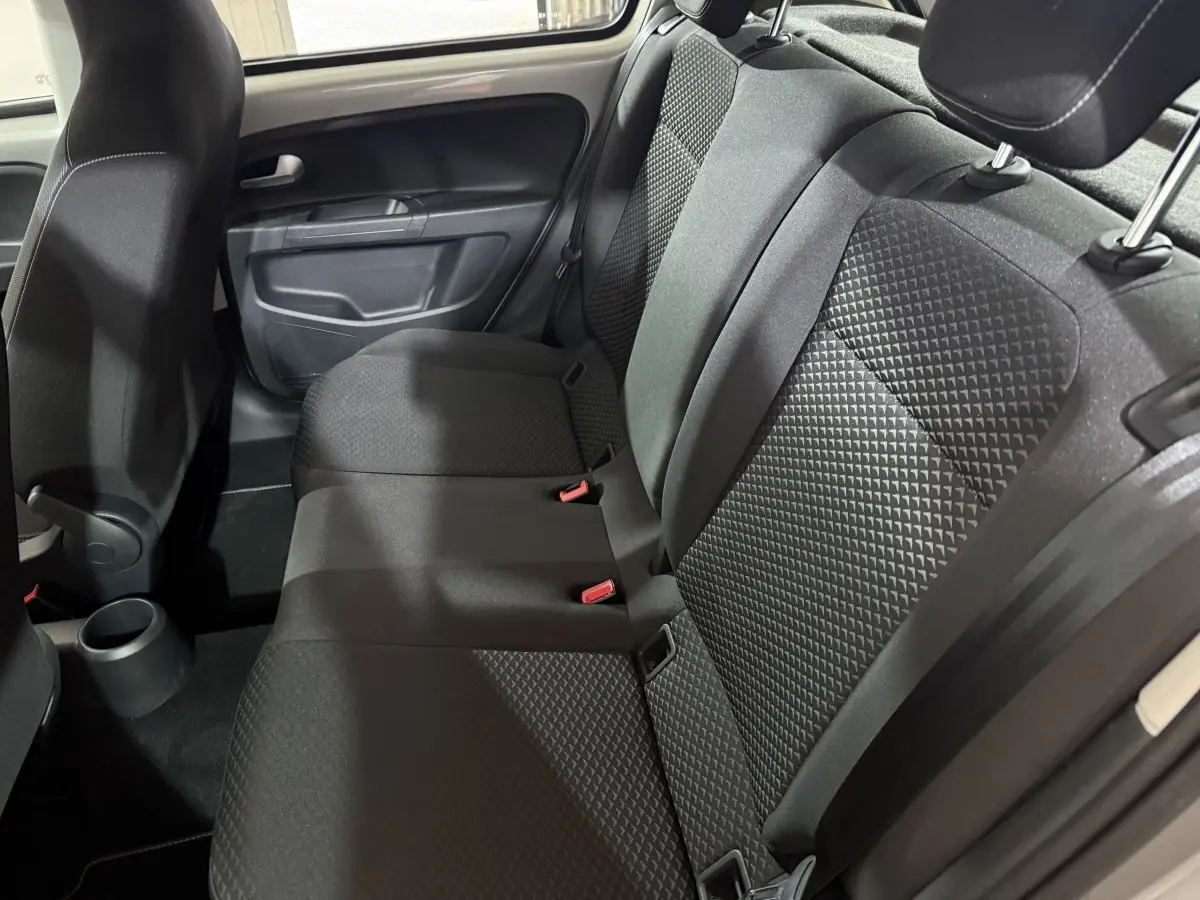 Vue intérieure côté droit sur la banquette arrière noire à motifs géométriques du Volkswagen Up 1.0 65 Active 2022.