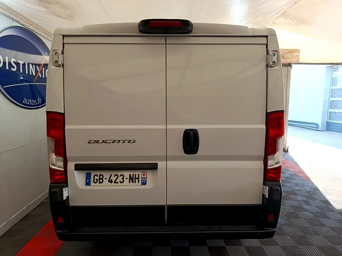 Vue arrière du FIAT Ducato Fourgon blanc 2021 avec portes battantes fermées et plaque d'immatriculation visible.