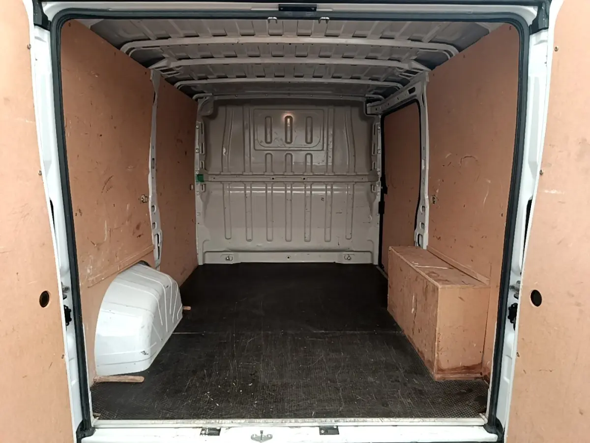 Vue intérieure arrière du fourgon blanc FIAT Ducato 2.3 Multijet 2021, montrant l'espace de chargement avec parois en bois.