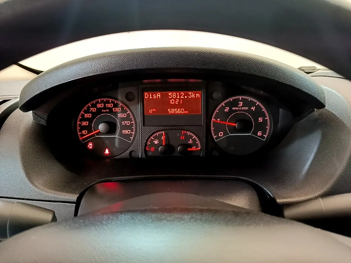 Vue rapprochée du tableau de bord du Fiat Ducato Fourgon 2021, affichage digital rouge et compteurs analogiques.