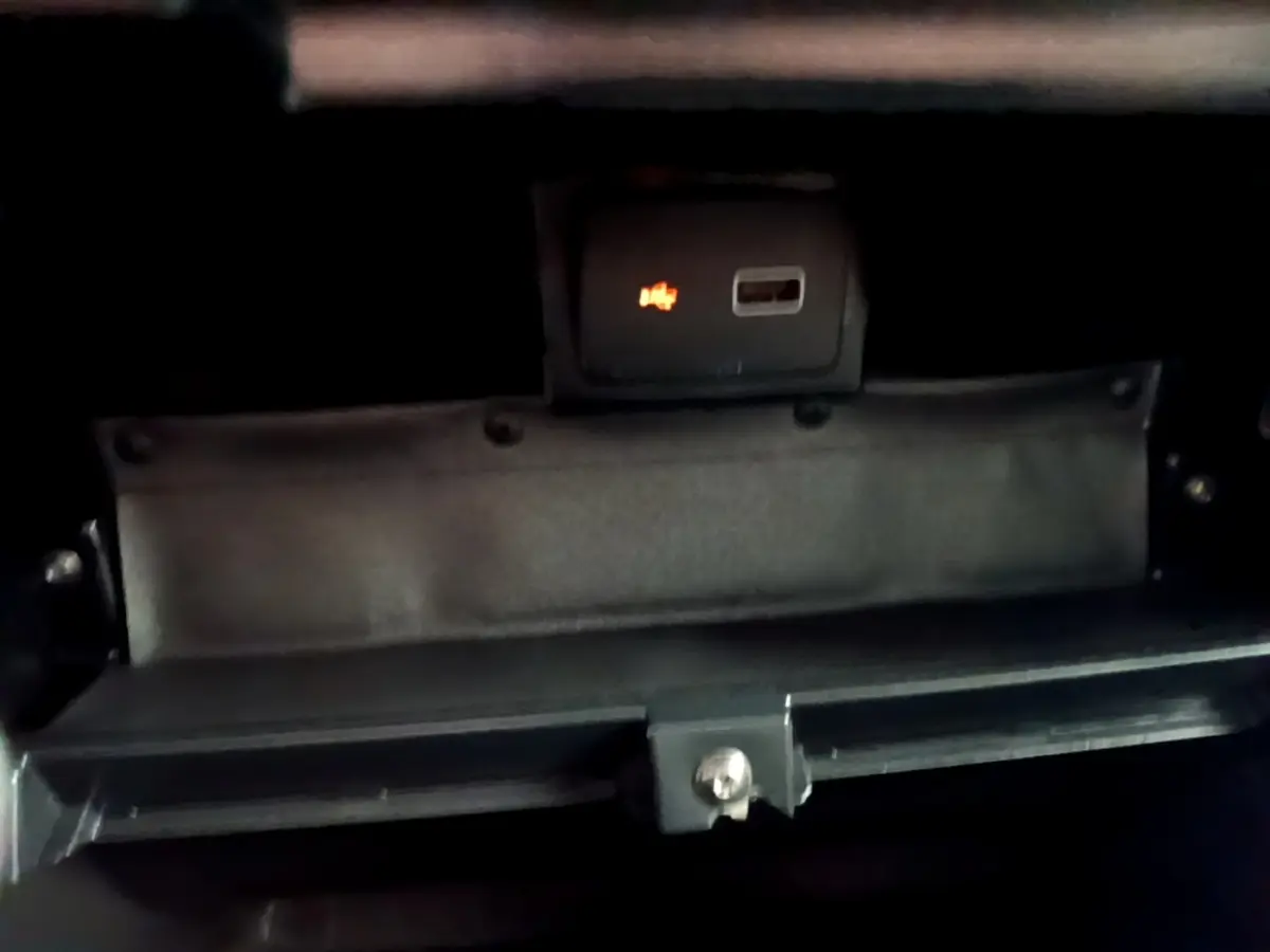 Vue intérieure du compartiment de rangement fermé du Fiat Ducato Fourgon blanc, avec port USB éclairé en orange.
