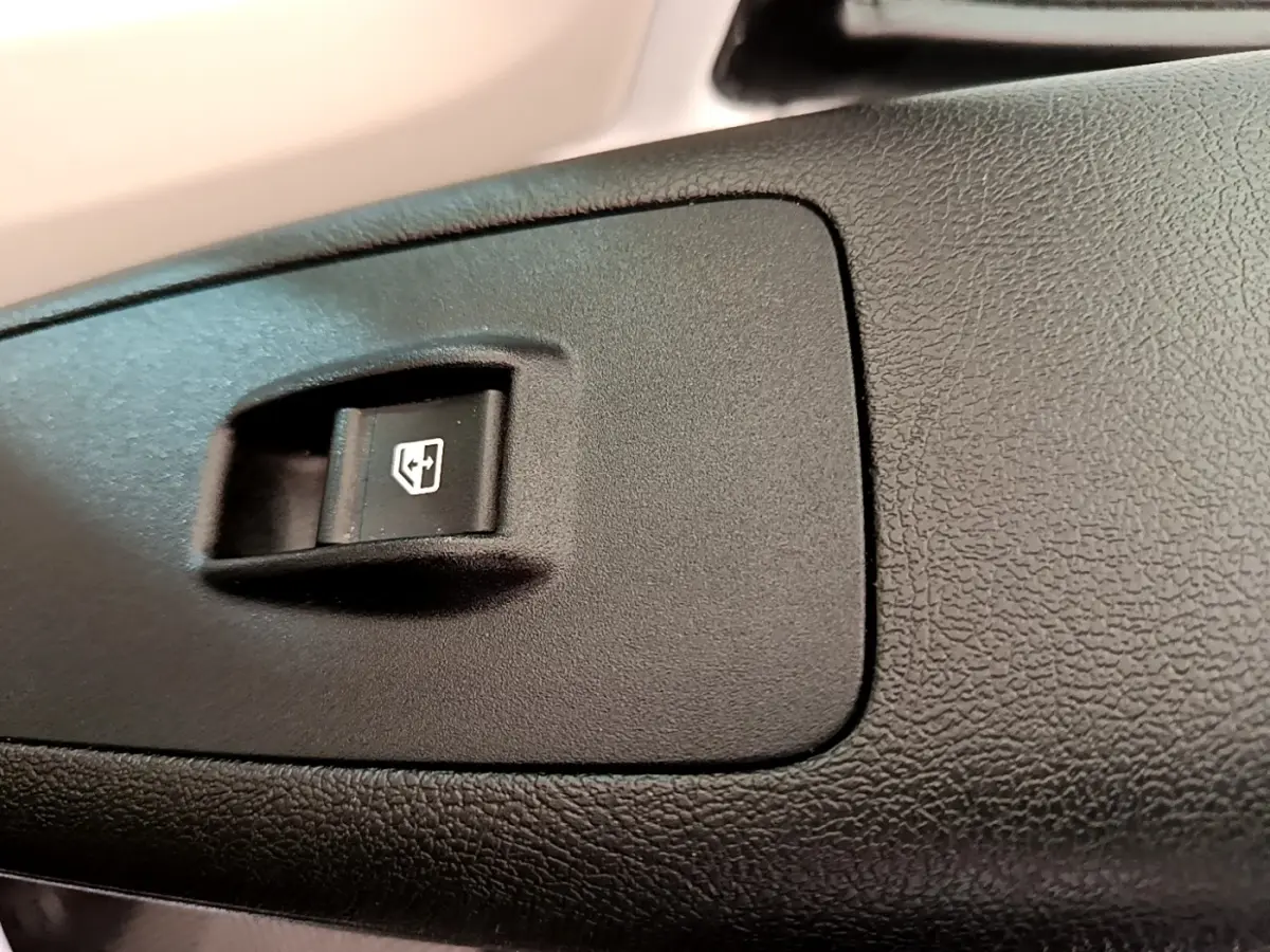 Gros plan sur l’interrupteur de commande de vitre électrique côté conducteur du Fiat Ducato Fourgon blanc, intérieur noir.