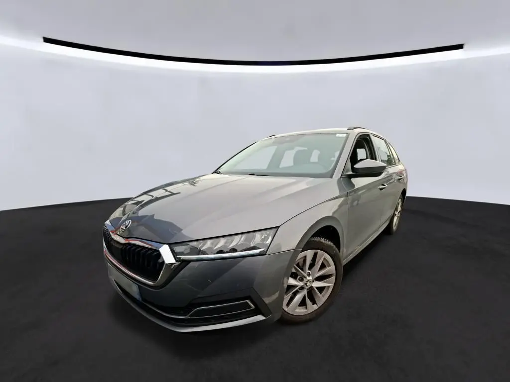 Vue 3/4 avant d'une Skoda Octavia Combi gris métallisé avec calandre chromée et jantes alliage 16 pouces.