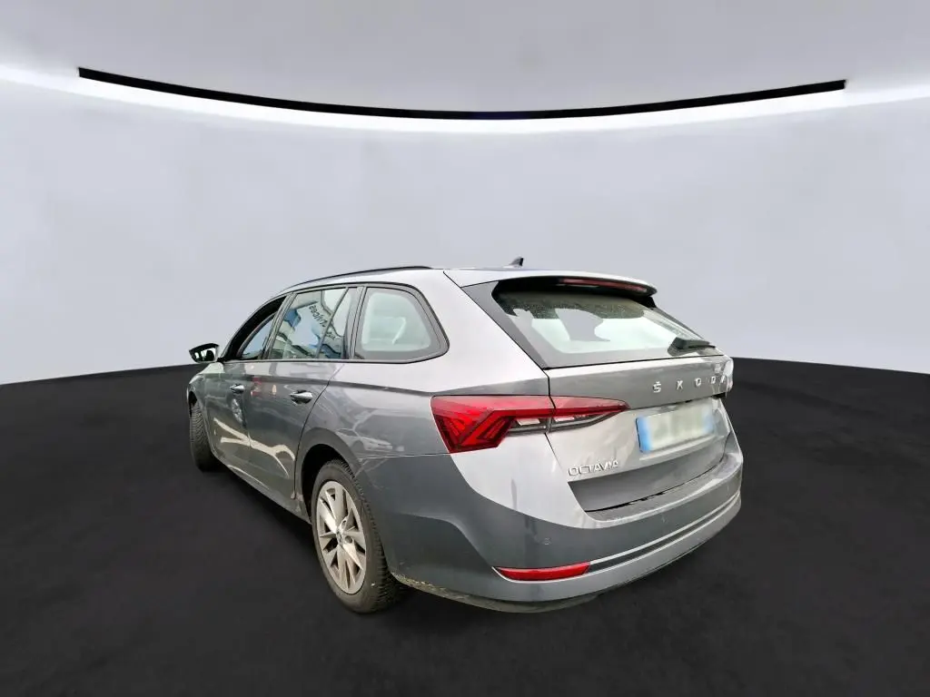 Vue 3/4 arrière droite d'une Skoda Octavia Combi gris métallisé avec feux arrière LED et jantes alliage 16 pouces.