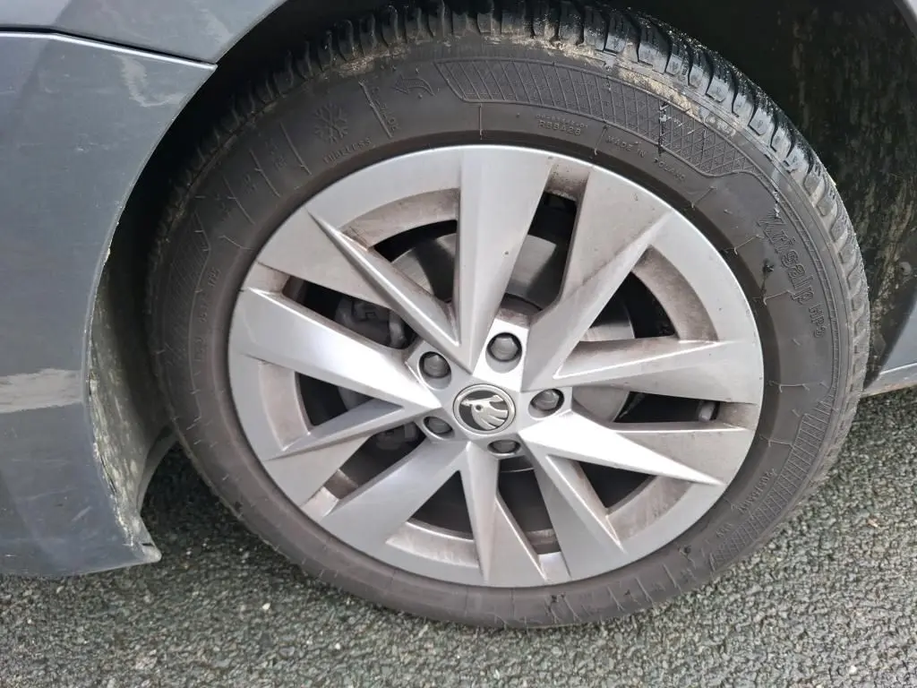 Gros plan sur la jante alliage 16'' Twister gris argenté d'une Skoda Octavia Combi gris, avec pneu hiver visible.