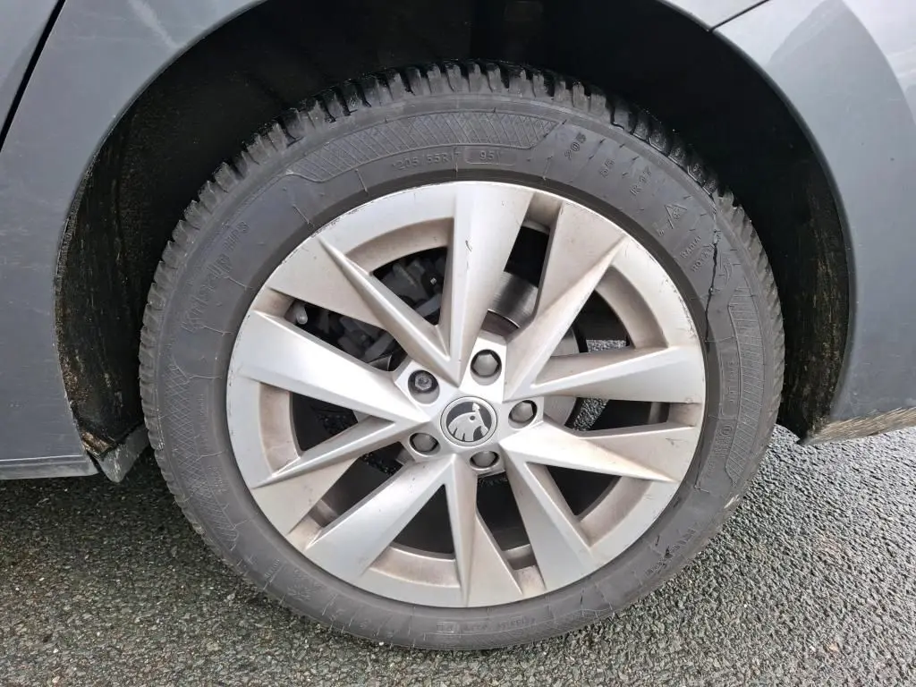 Gros plan sur la jante alliage 16'' Twister gris argenté d'une Skoda Octavia Combi 2023, pneu hiver visible.