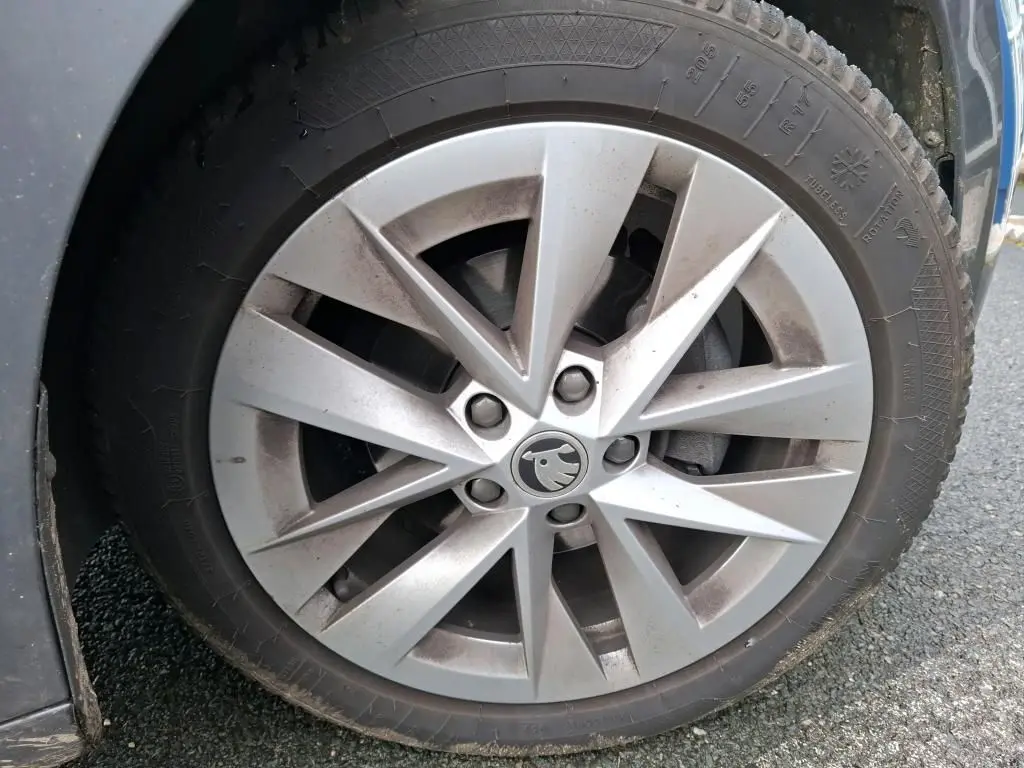 Gros plan sur la jante alliage 16'' TWISTER gris argenté de la Skoda Octavia Combi 2.0 TDI 150 DSG7 Ambition.