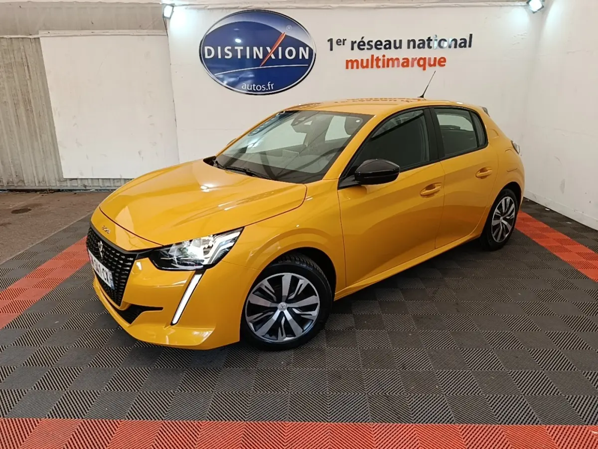 Peugeot 208 PureTech 75 S&S Active Pack jaune vue 3/4 avant droit dans un showroom intérieur.