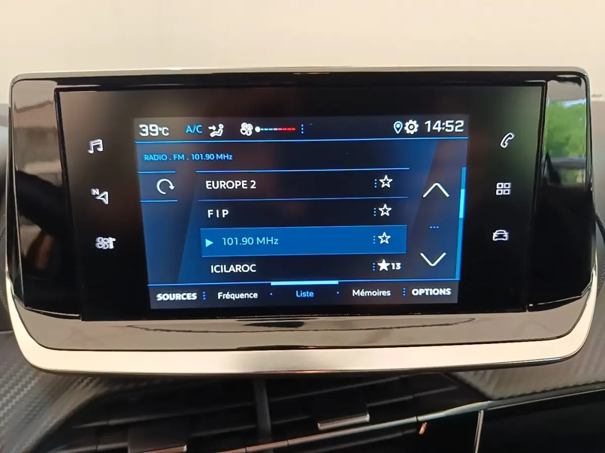 Écran tactile central de la Peugeot 208 PureTech 75 S&S Active Pack affichant les stations radio, vue intérieure.