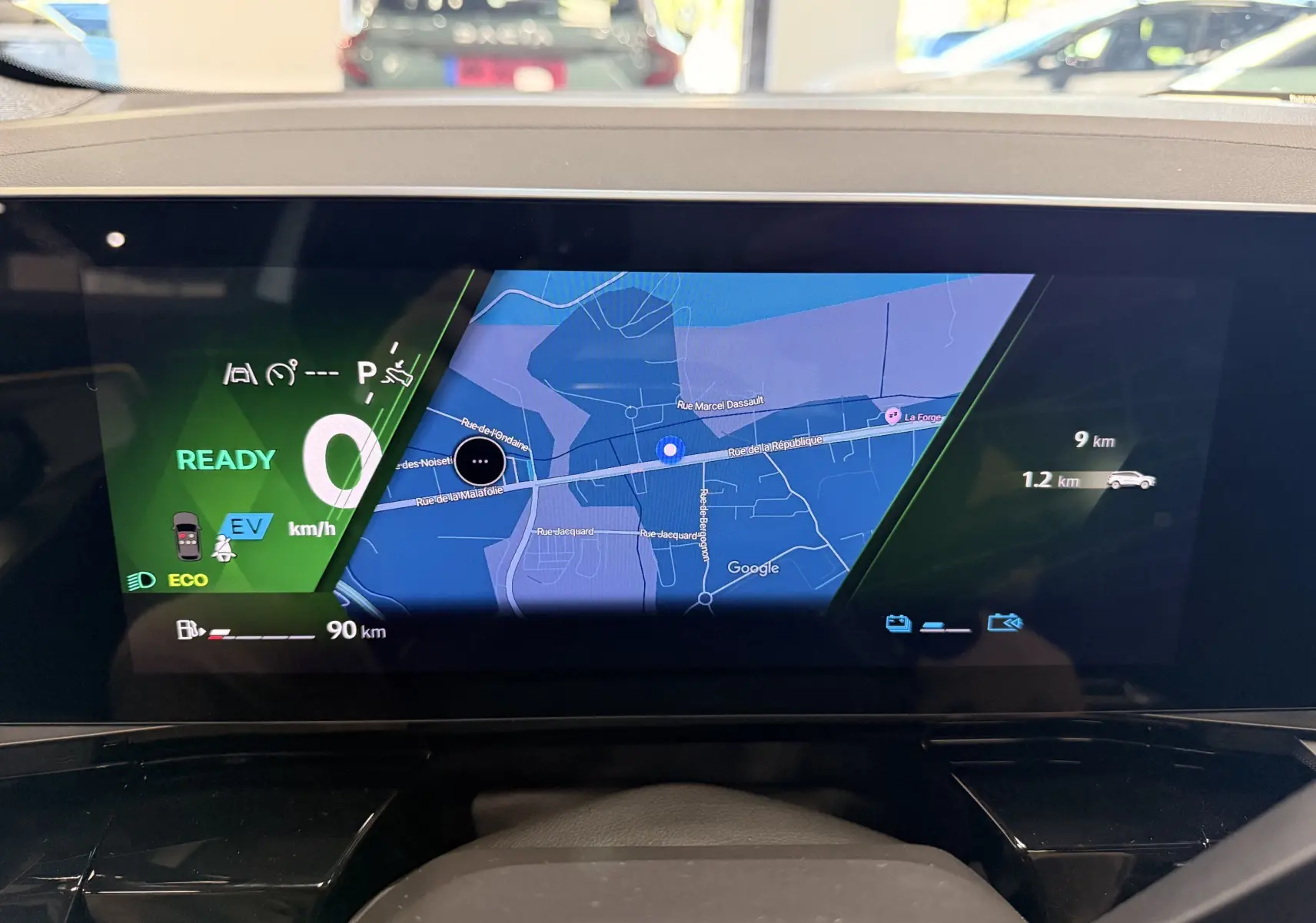 Tableau de bord numérique du Renault Austral 2026, affichant la navigation et l'état hybride en mode prêt.