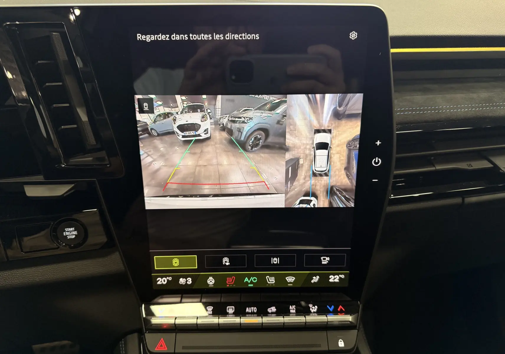 Écran central du Renault Austral 2026 montrant la caméra de recul et la vue à 360° dans un intérieur noir avec détails jaunes.