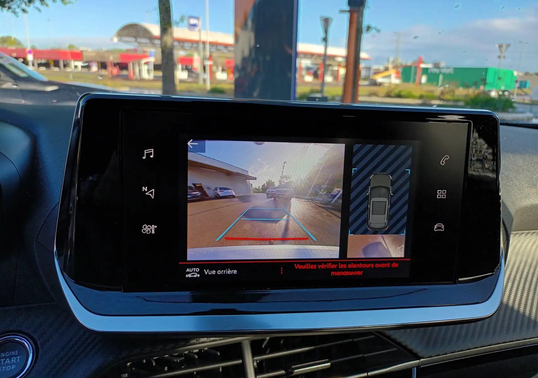 Écran multimédia du Peugeot 2008 noir 2022 montrant la caméra de recul avec vue arrière et aide au stationnement.