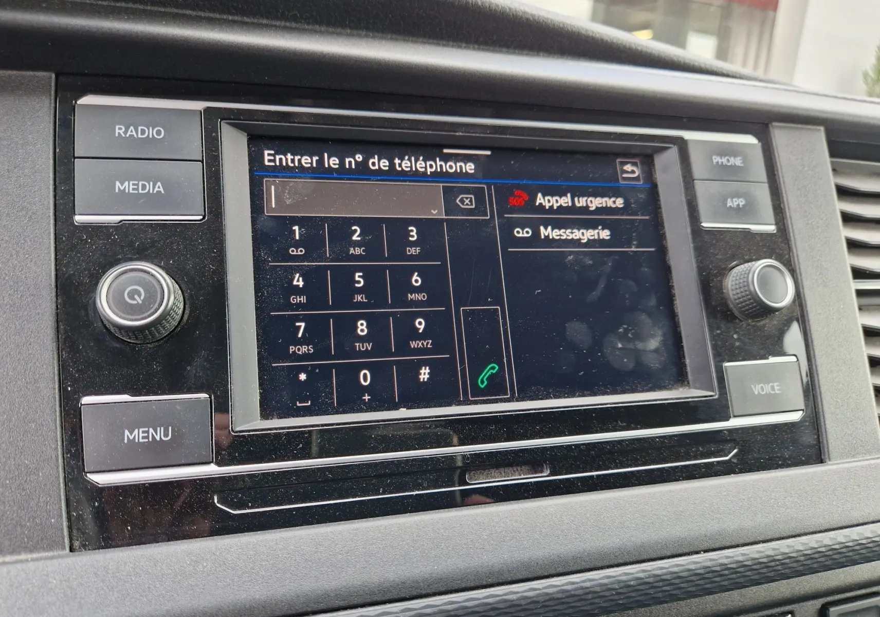 Écran tactile central du Volkswagen Transporter Business Line 2020 affichant le clavier pour saisir un numéro de téléphone.