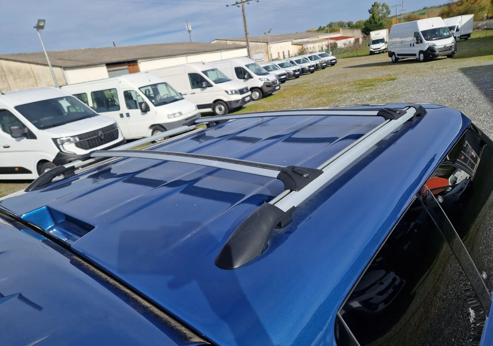 Vue en plongée sur le toit bleu Ford Performance du Ford Ranger Raptor 2022 avec barres de toit et hard top.