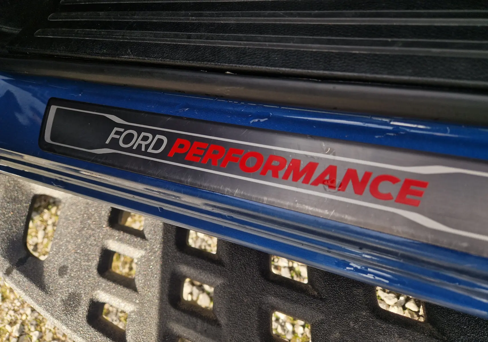 Gros plan sur la plaque de seuil de porte bleu Ford Performance du Ford Ranger Raptor 2022.