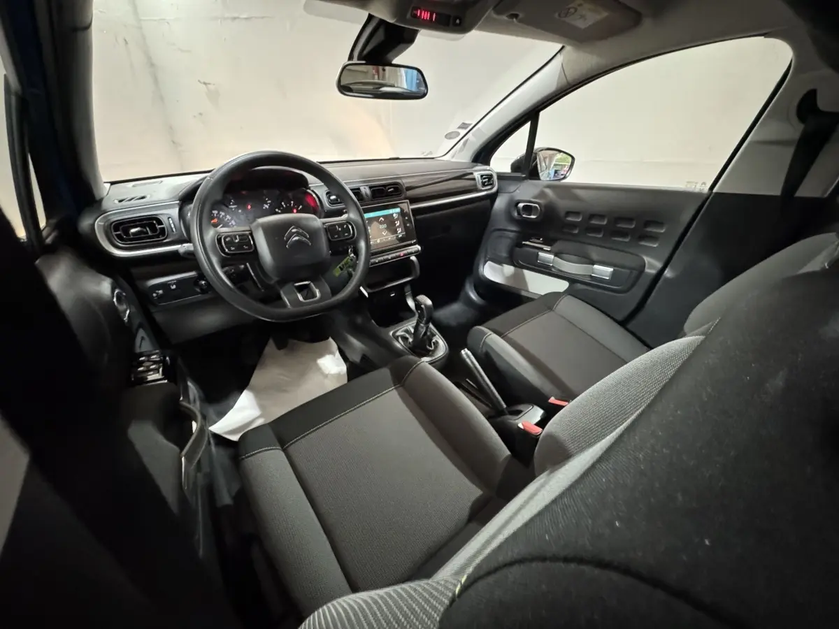 Intérieur avant de la Citroën C3 2018, vue côté passager, tableau de bord avec écran tactile et volant multifonctions.