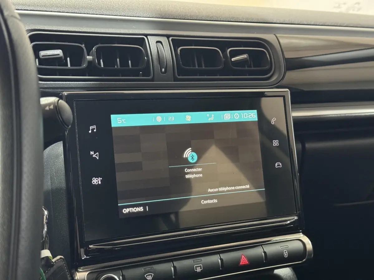 Écran tactile central de la Citroën C3 bleu 2018, vue intérieure du tableau de bord avec commandes visibles