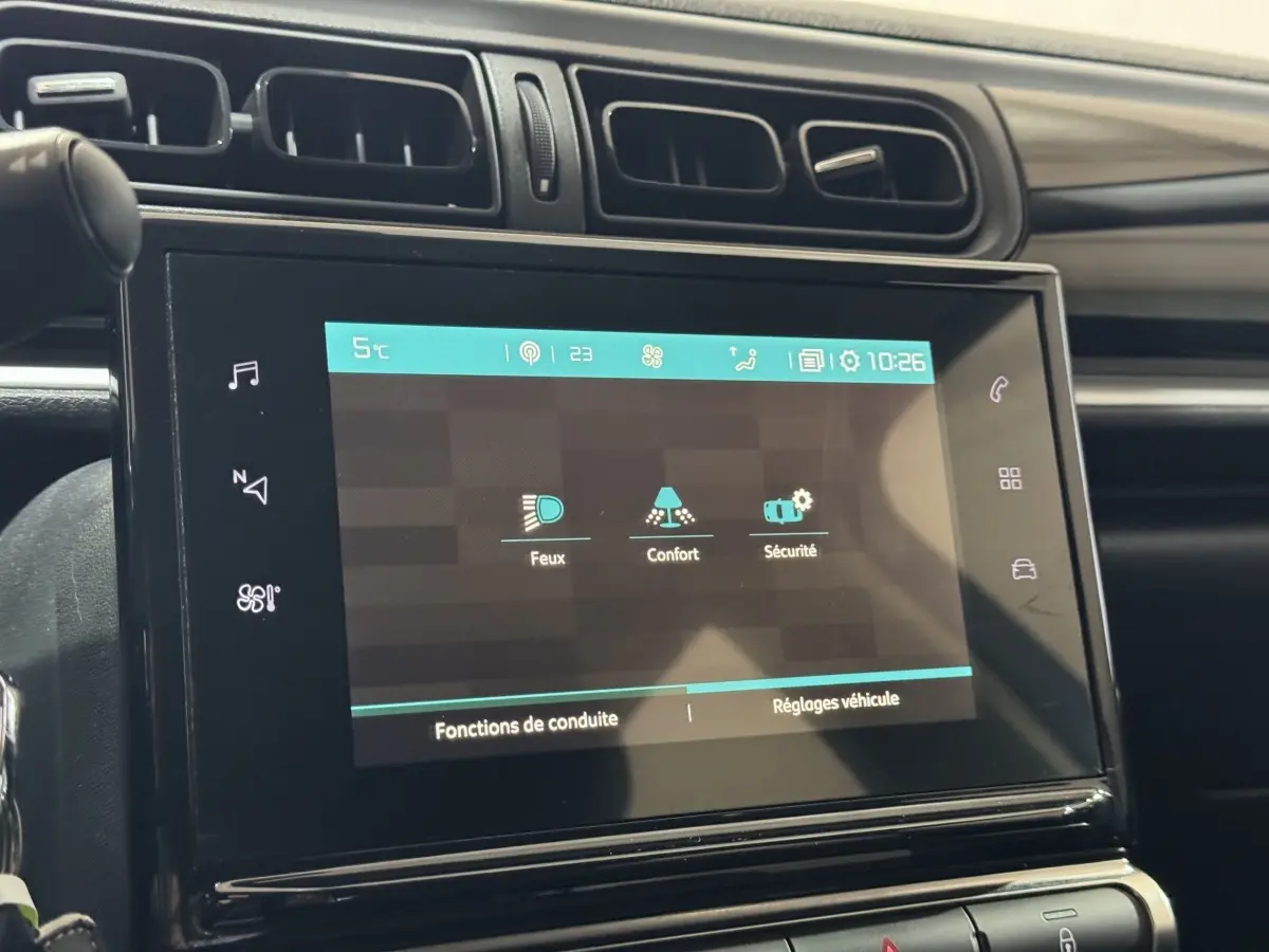 Écran tactile central de la CITROEN C3 2018 affichant les réglages de conduite, vue rapprochée de l'intérieur noir.