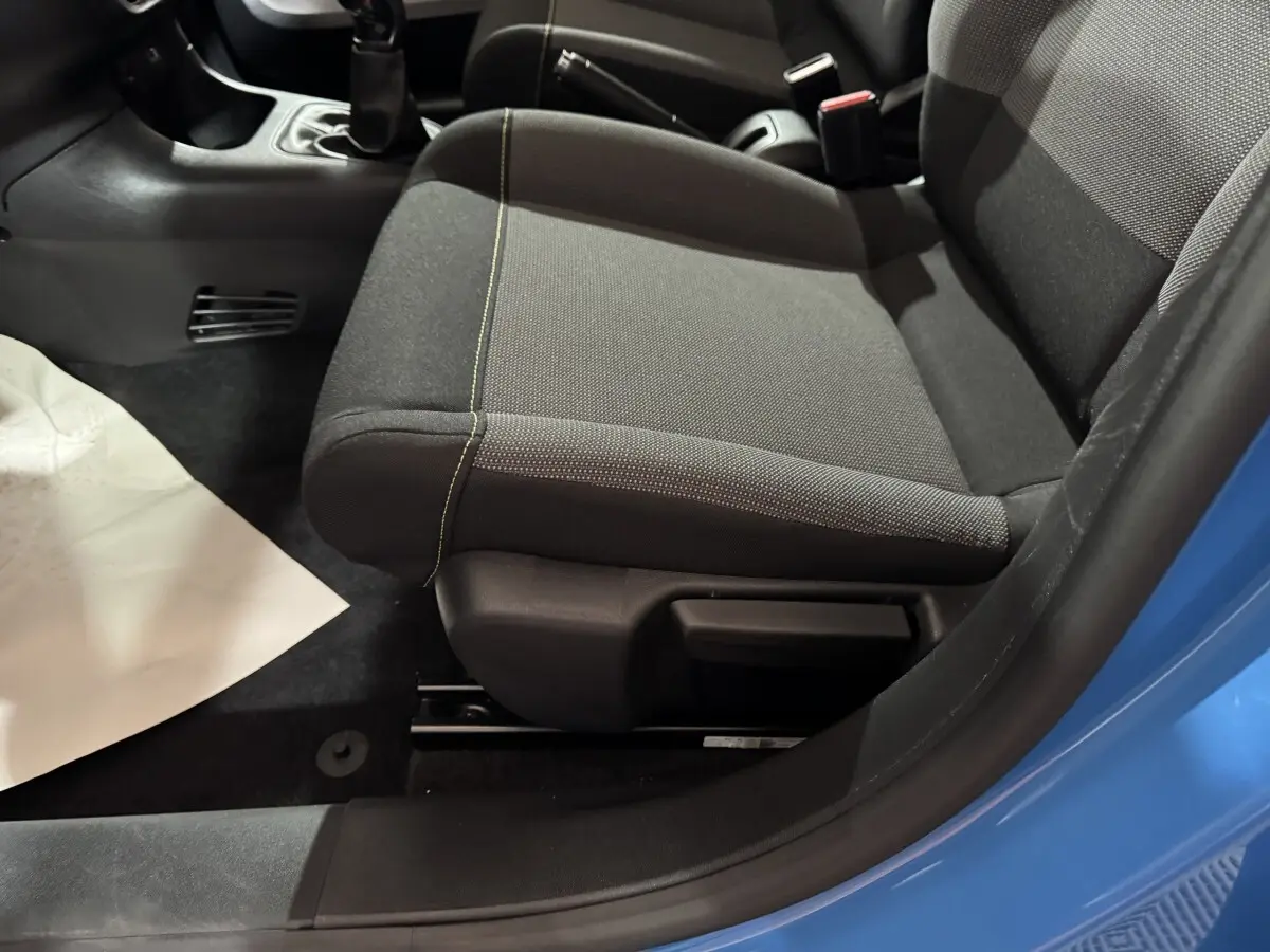 Gros plan sur le siège avant droit gris foncé avec surpiqûres jaunes dans une Citroën C3 bleu 2018.