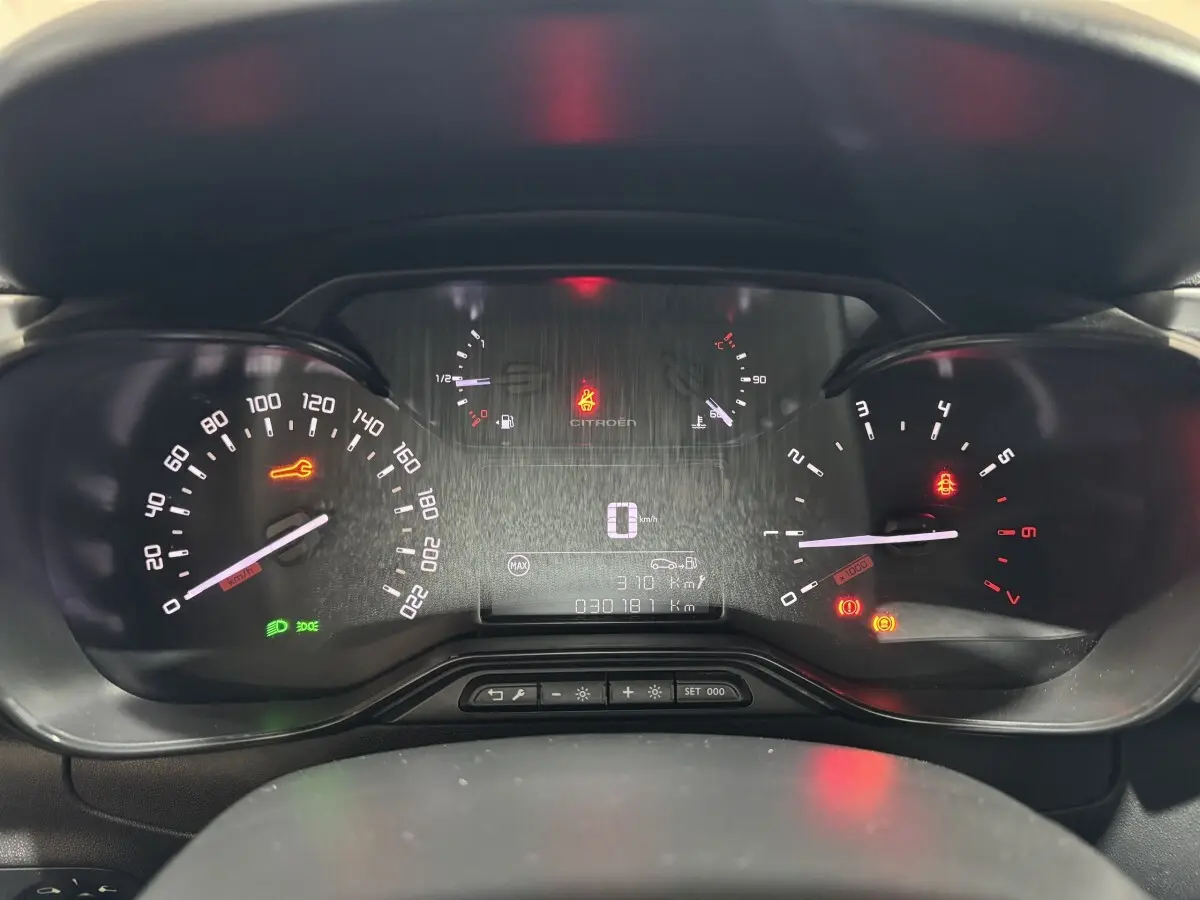 Tableau de bord de Citroën C3 bleu 2018, affichage numérique et compte-tours avec voyants allumés.