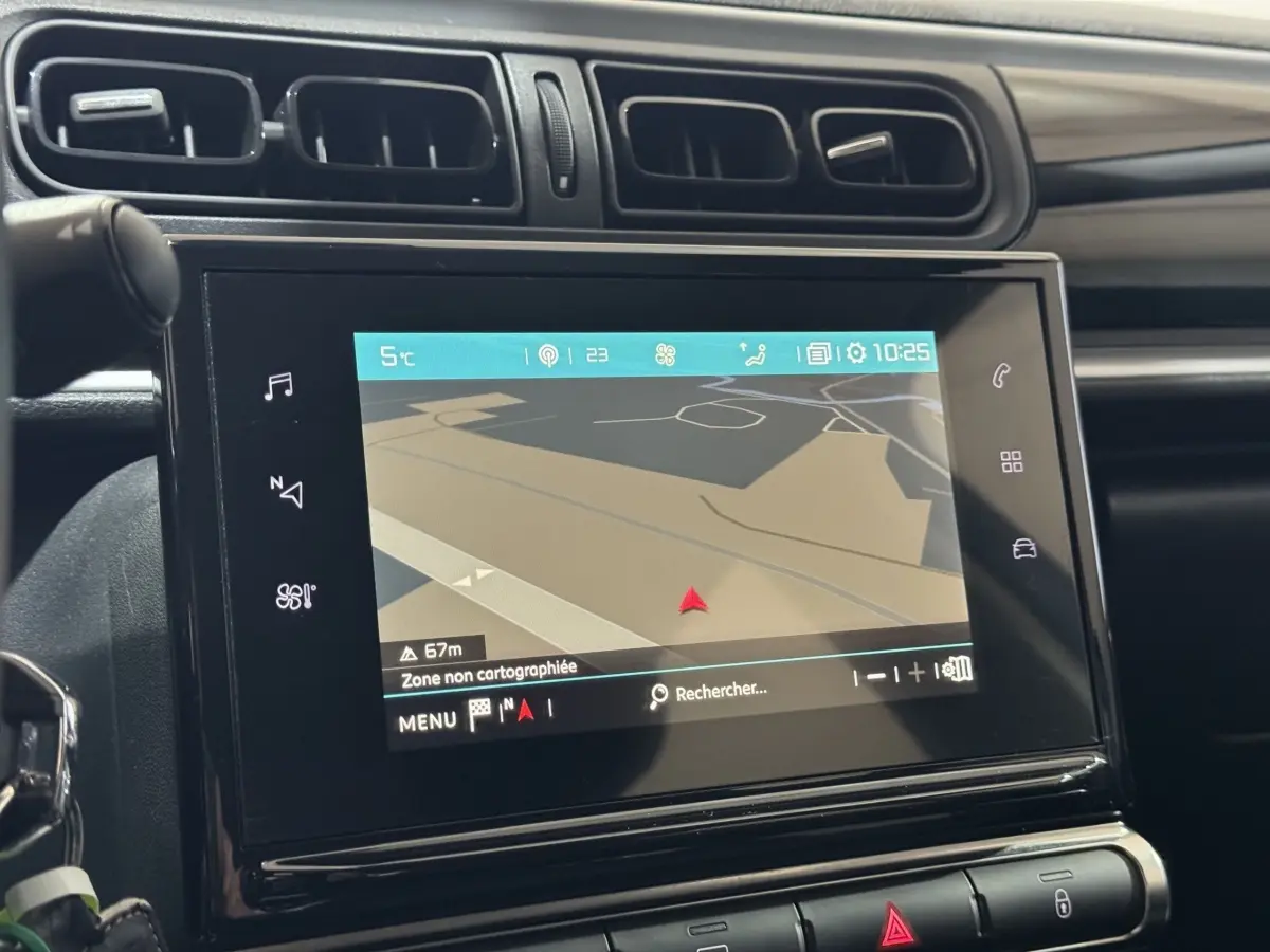 Écran tactile de navigation 7 pouces dans l'habitacle noir d'une Citroën C3 bleu, vue de face rapprochée.